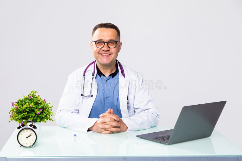 Portret lekarza prowadzącego, który trzyma dokument przy stole w klinice fotografia stock
