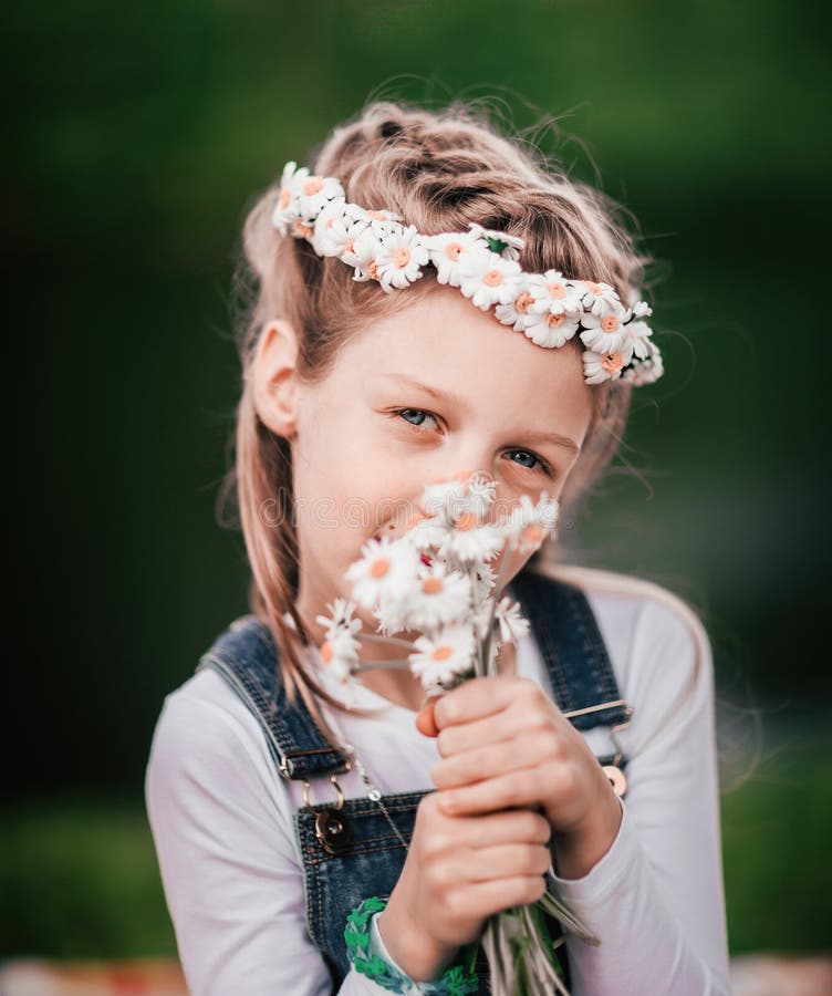 Portret ?liczna dziewczyna z bukietem stokrotki obrazy stock Portret ?liczna dziewczyna z bukietem stokrotki obrazy stock