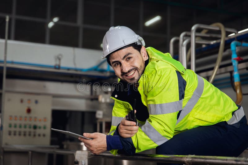 Portret: lucrător constructor constructor fericit care lucrează în industria grea și se relaxează și arată ca un aparat foto stock photography