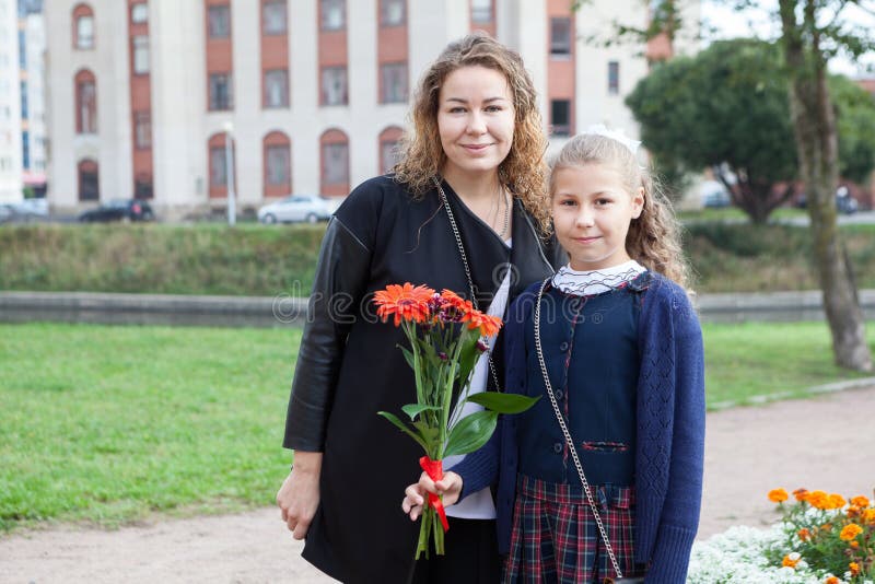 Дочь пошла в школу. Мама с дочкой в школе. Мама и дочка первое сентября. Мама в школьной форме дочери. Мама с дочкой старшеклассницей.