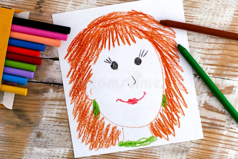 Portret matki z kredkami woskowymi. drewniane tło obraz stock