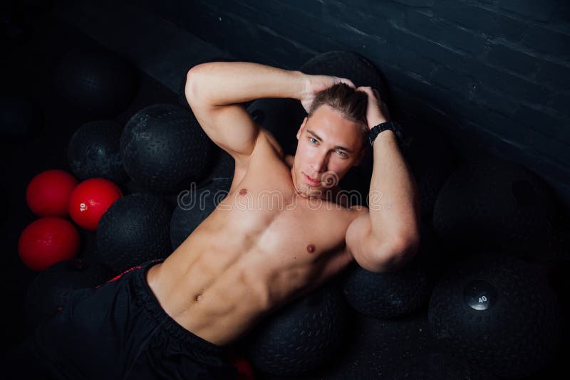 Portret mięśniowy mężczyzna odpoczywa i kłama na podłoga w sprawności fizycznej gym zdjęcie stock Portret mięśniowy mężczyzna odpoczywa i kłama na podłoga w sprawności fizycznej gym zdjęcie stock