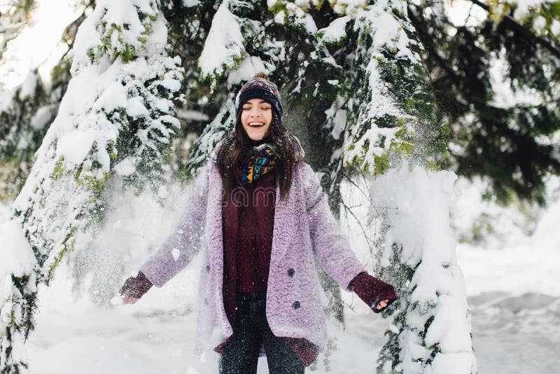 Portret modieus modieus en mooi meisje in sneeuwweer royalty-vrije stock afbeelding Portret modieus modieus en mooi meisje in sneeuwweer royalty-vrije stock afbeelding