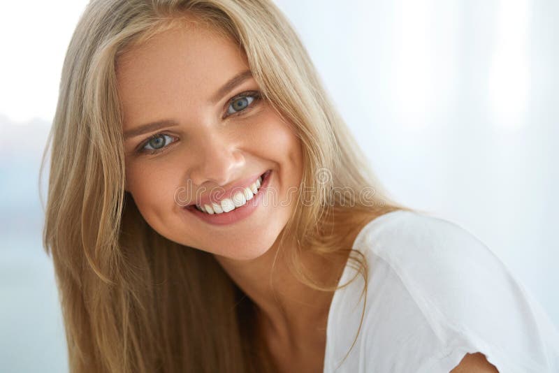 Portret Mooie Gelukkige Vrouw met het Witte Tanden Glimlachen schoonheid