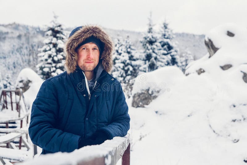 Portret mężczyzna w zimie odziewa zdjęcie stock Portret mężczyzna w zimie odziewa zdjęcie stock