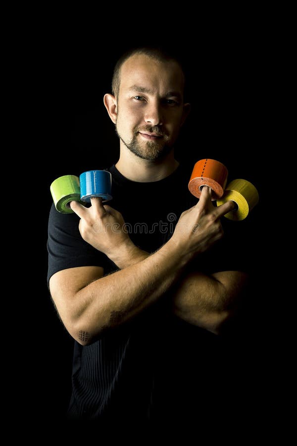 Portret młody i atrakcyjny mężczyzna, physiotherapist z mnóstwo medycznymi taśmami zdjęcie royalty free Portret młody i atrakcyjny mężczyzna, physiotherapist z mnóstwo medycznymi taśmami zdjęcie royalty free