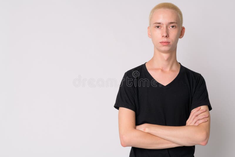 Portret młody przystojny androgynous mężczyzna z rękami krzyżować fotografia royalty free Portret młody przystojny androgynous mężczyzna z rękami krzyżować fotografia royalty free