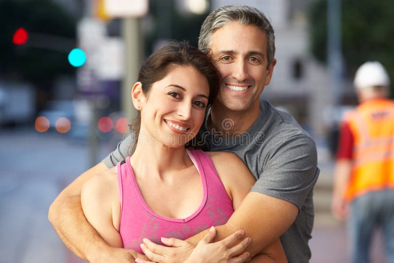 Portret Męscy I Żeńscy biegacze Na Miastowej ulicie zdjęcia royalty free Portret Męscy I Żeńscy biegacze Na Miastowej ulicie zdjęcia royalty free