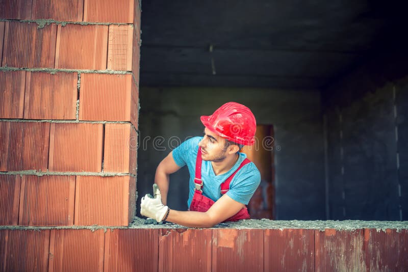 Portret męski budowa inżynier zatwierdza na kontrola jakości nowy dom miejsce budowy przemysłowe fotografia royalty free Portret męski budowa inżynier zatwierdza na kontrola jakości nowy dom miejsce budowy przemysłowe fotografia royalty free