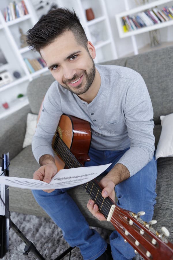Portret męski gitarzysta obraz stock Portret męski gitarzysta obraz stock
