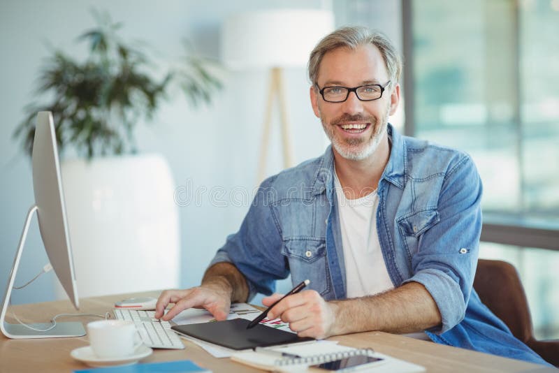 Portret męski projektant grafik komputerowych używa grafiki pastylkę zdjęcia stock Portret męski projektant grafik komputerowych używa grafiki pastylkę zdjęcia stock