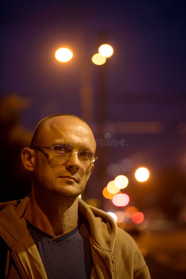 Portret mężczyzna pod fanatyczką obraz stock Portret mężczyzna pod fanatyczką obraz stock