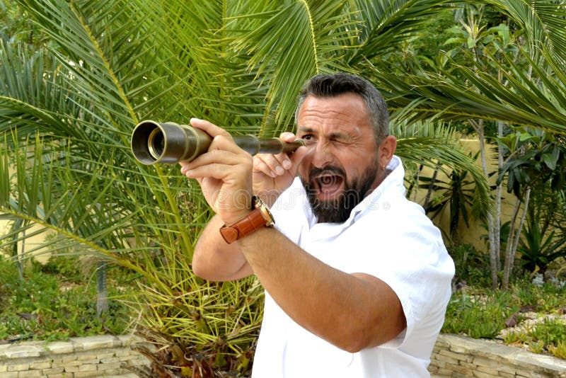 Portret mężczyzna z spyglass fotografia stock Portret mężczyzna z spyglass fotografia stock