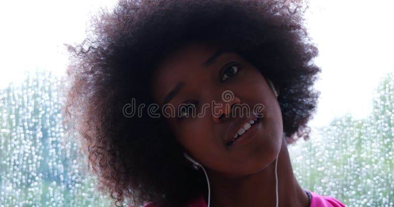 Portret młoda afro amerykańska kobieta w gym obrazy stock Portret młoda afro amerykańska kobieta w gym obrazy stock