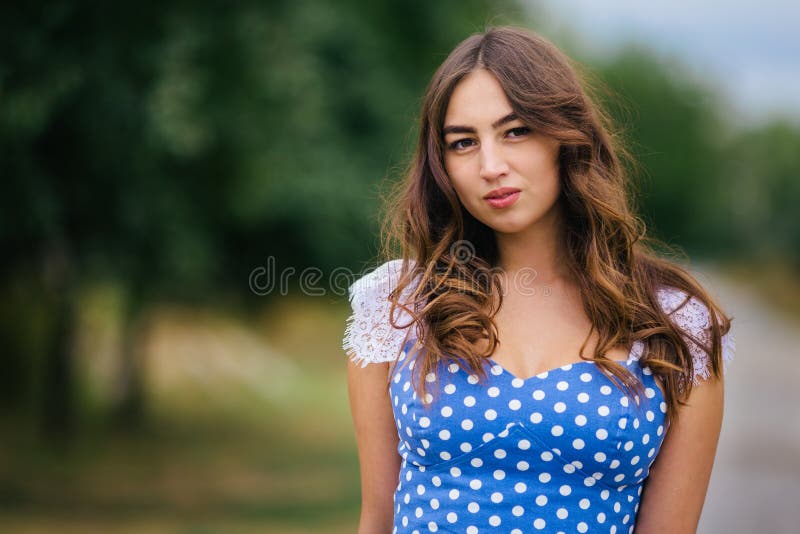 Portret młoda atrakcyjna kobieta w retro styl sukni Romanti obraz stock Portret młoda atrakcyjna kobieta w retro styl sukni Romanti obraz stock