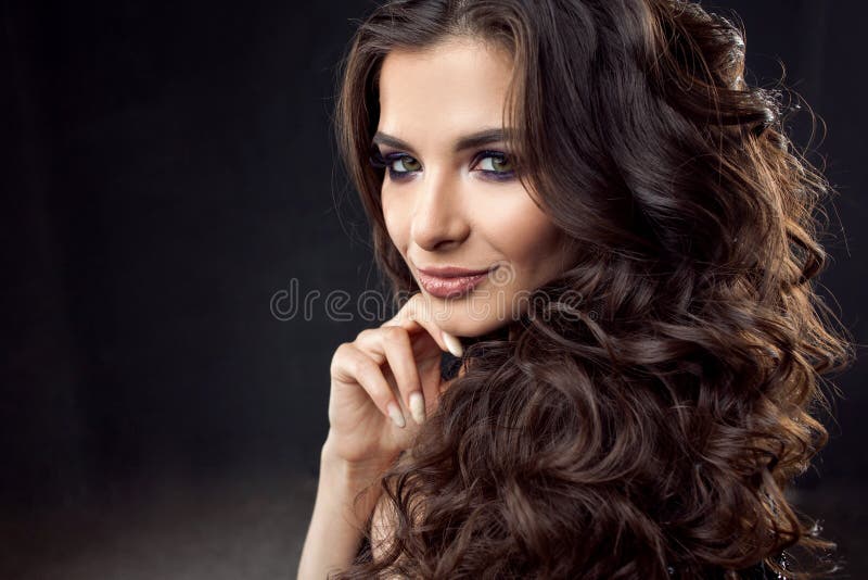 Portret młoda atrakcyjna kobieta z wspaniałym kędzierzawym włosy atrakcyjna brunetka