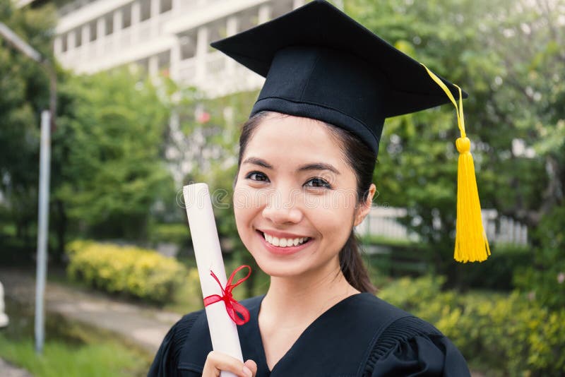 Portret młoda azjatykcia kobieta na jej kończącym studia dniu obrazy stock Portret młoda azjatykcia kobieta na jej kończącym studia dniu obrazy stock