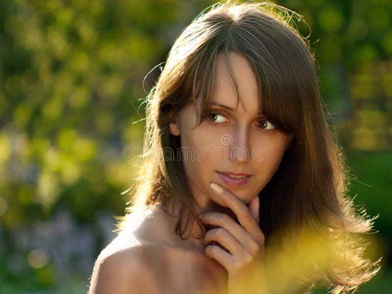 Portret Młoda Kobieta na Zielonym Tle zdjęcie royalty free Portret Młoda Kobieta na Zielonym Tle zdjęcie royalty free