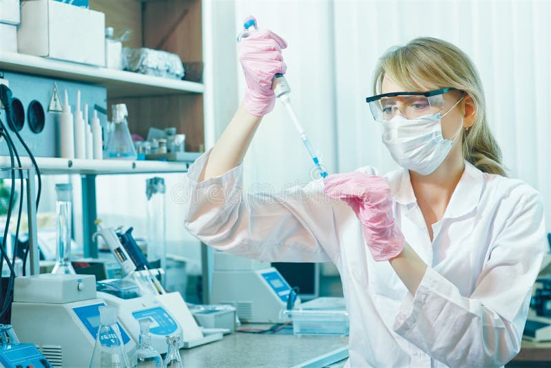 Kobieta naukowiec w laboratorium zdjęcie stock