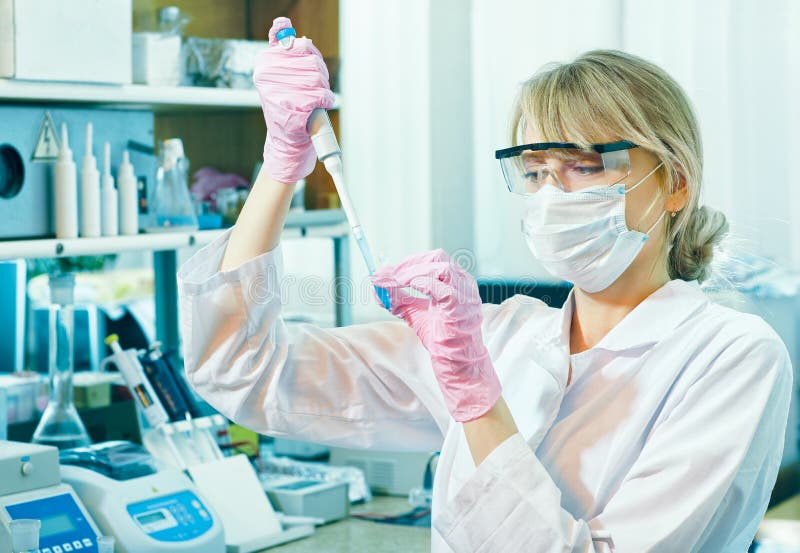 Kobieta naukowiec w laboratorium obrazy stock