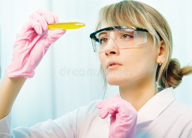 Kobieta naukowiec w laboratorium obrazy stock