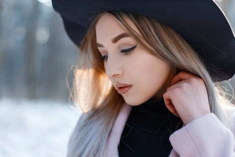 Portret młoda kobieta z brązem ono przygląda się z wargami z blondynem z pięknym makijażem w eleganckim czarnym kapeluszu fotografia royalty free Portret młoda kobieta z brązem ono przygląda się z wargami z blondynem z pięknym makijażem w eleganckim czarnym kapeluszu fotografia royalty free