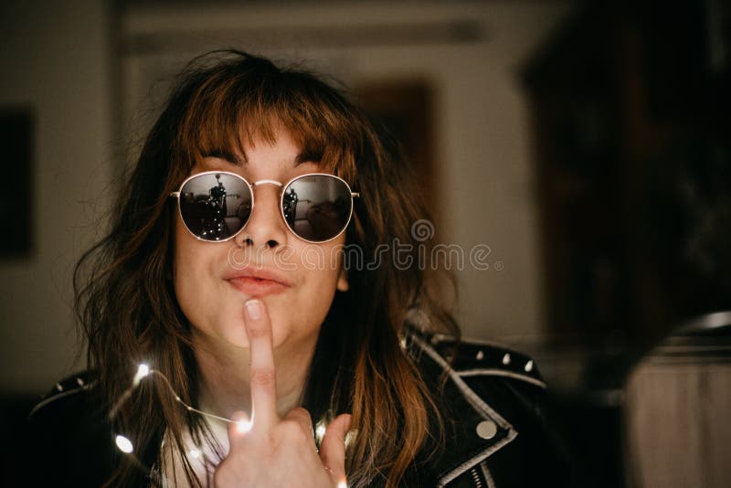 Portret młoda kobieta z chucky postawą zdjęcia stock Portret młoda kobieta z chucky postawą zdjęcia stock