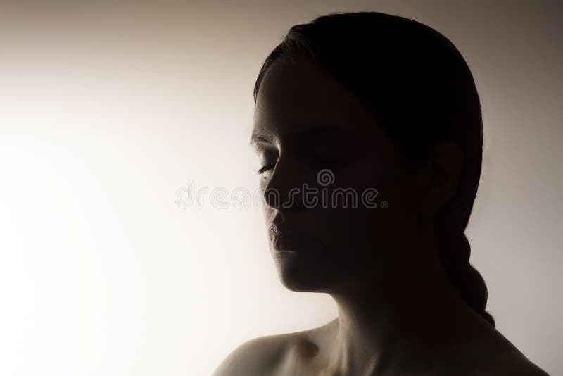 Portret młoda latynoska kobieta medytuje, oddycha głęboko