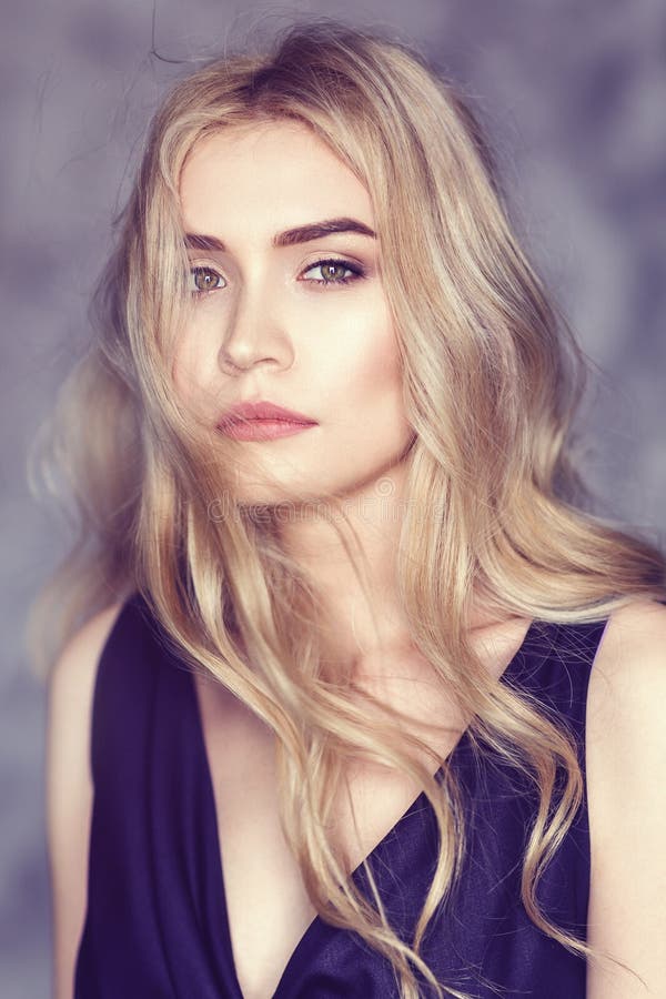 Portret młoda piękna dziewczyna z blondynem i rozważnym spojrzeniem, w górę fotografia royalty free Portret młoda piękna dziewczyna z blondynem i rozważnym spojrzeniem, w górę fotografia royalty free