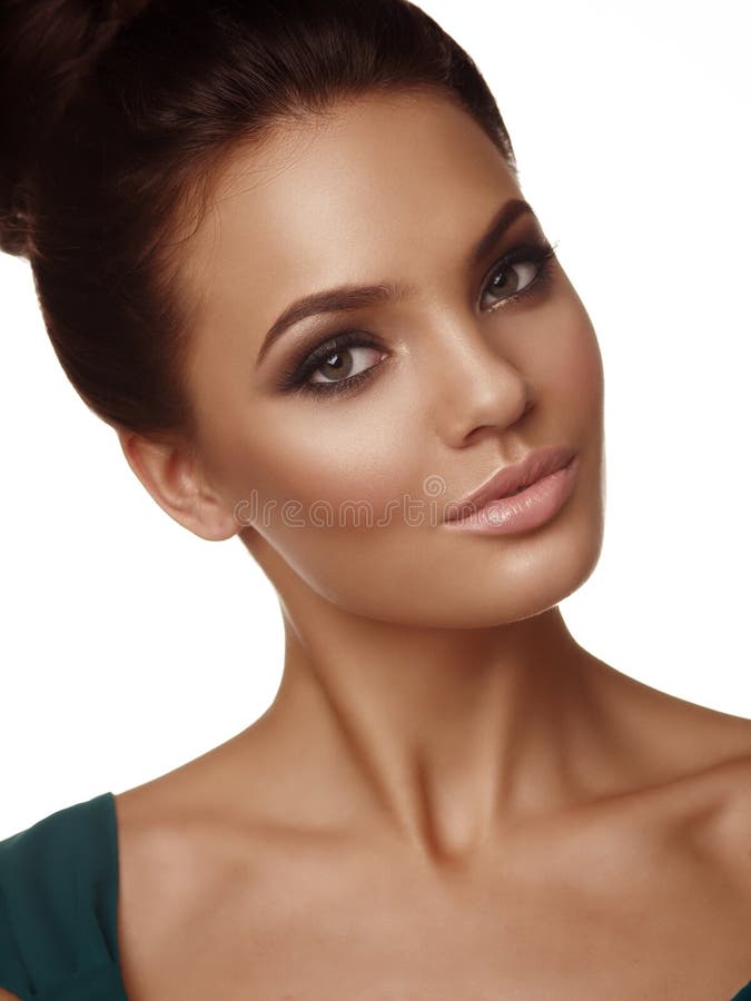 Portret młoda piękna dziewczyna z zbieram ekspresyjny i włosianym uzupełniał na białym tle obrazy royalty free Portret młoda piękna dziewczyna z zbieram ekspresyjny i włosianym uzupełniał na białym tle obrazy royalty free