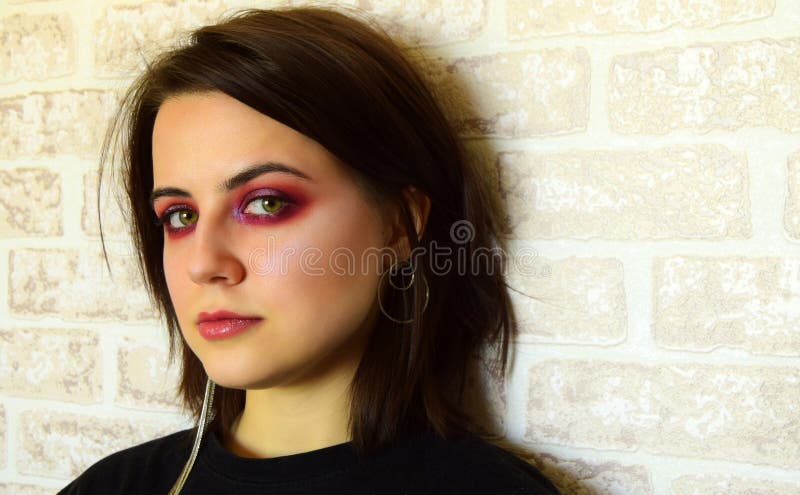 Portret młoda piękna dziewczyna z zielonymi oczami i jaskrawym kreatywnie makeup w lilych brzmieniach obrazy royalty free Portret młoda piękna dziewczyna z zielonymi oczami i jaskrawym kreatywnie makeup w lilych brzmieniach obrazy royalty free