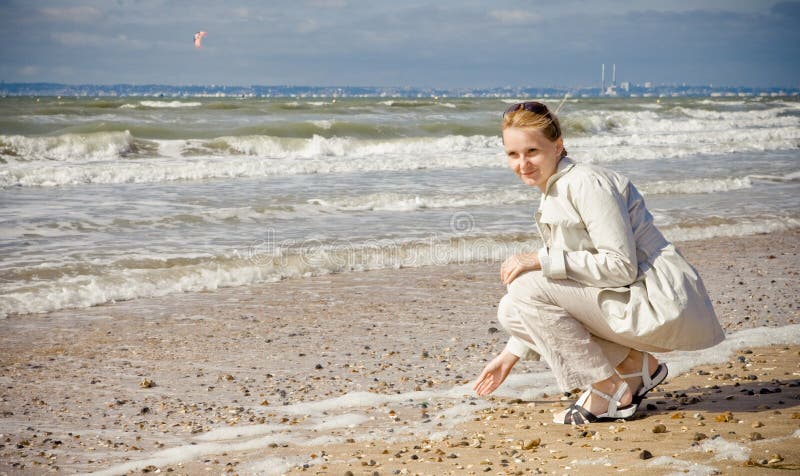 Portret m?oda zadumana kobieta na brzeg blisko ocean kipieli obraz royalty free Portret m?oda zadumana kobieta na brzeg blisko ocean kipieli obraz royalty free