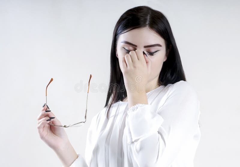 Portret młodego bizneswomanu problemowi boleśni oczy, szkła, studio fotografia stock Portret młodego bizneswomanu problemowi boleśni oczy, szkła, studio fotografia stock