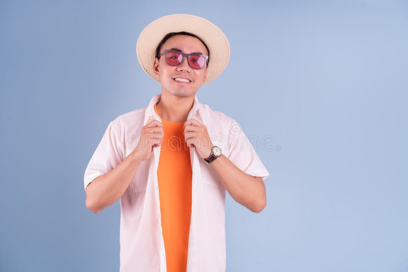 Portret młodego mężczyzny azjatyckiego ubranego na niebieskim tle obraz stock
