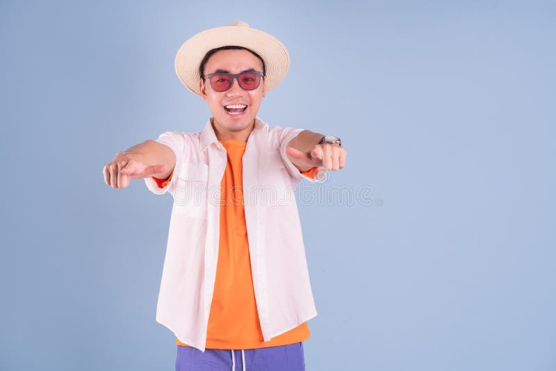 Portret młodego mężczyzny azjatyckiego ubranego na niebieskim tle obrazy stock
