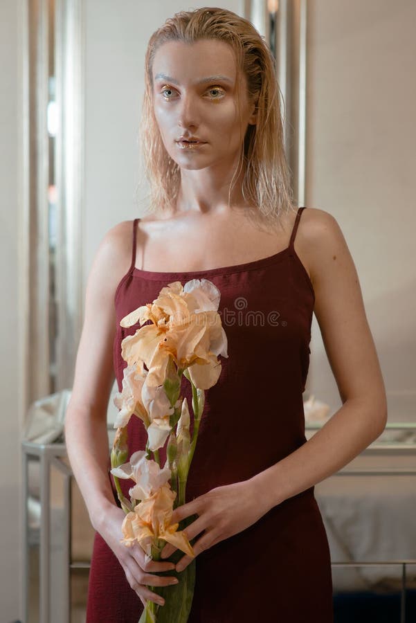 Portret młodej blondynki atrakcyjna kobieta z mody obcym złotem uzupełniał obraz stock Portret młodej blondynki atrakcyjna kobieta z mody obcym złotem uzupełniał obraz stock