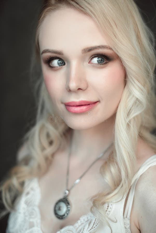 Portret młodej pięknej blondynki seksowna kobieta jest ubranym stanika Zamyka w górę retuszującego portreta zdjęcia stock Portret młodej pięknej blondynki seksowna kobieta jest ubranym stanika Zamyka w górę retuszującego portreta zdjęcia stock