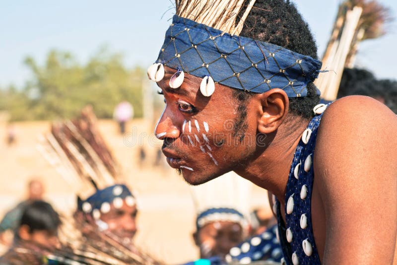 Portret młody afrykański mężczyzna z malującą twarzą w plemiennej tradyci