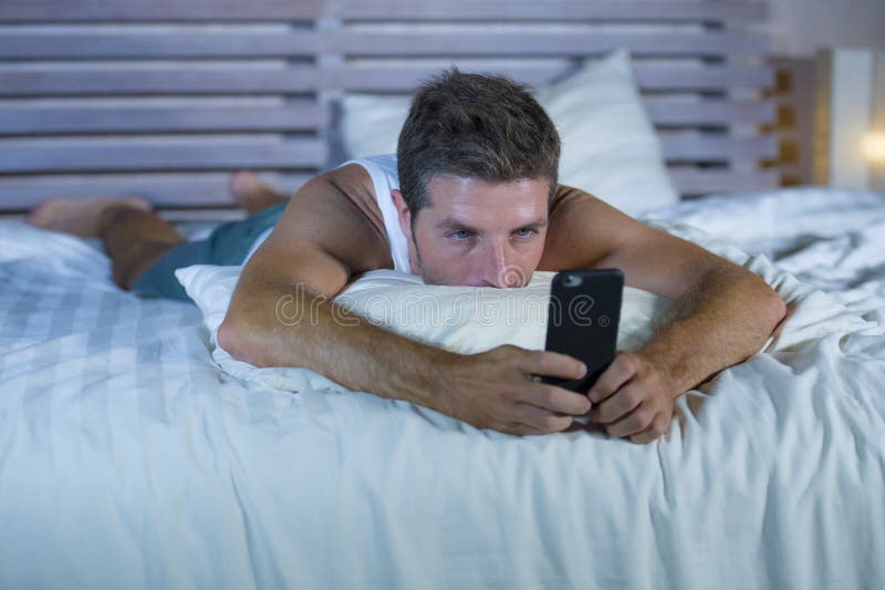 Portret młody atrakcyjny mężczyzna lying on the beach w łóżku męczącym i relaksującym używać telefon komórkowego patrzeje śpiący zdjęcia stock Portret młody atrakcyjny mężczyzna lying on the beach w łóżku męczącym i relaksującym używać telefon komórkowego patrzeje śpiący zdjęcia stock