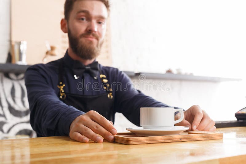 Portret młody barman przy sklep z kawą kontuarem zdjęcia stock Portret młody barman przy sklep z kawą kontuarem zdjęcia stock