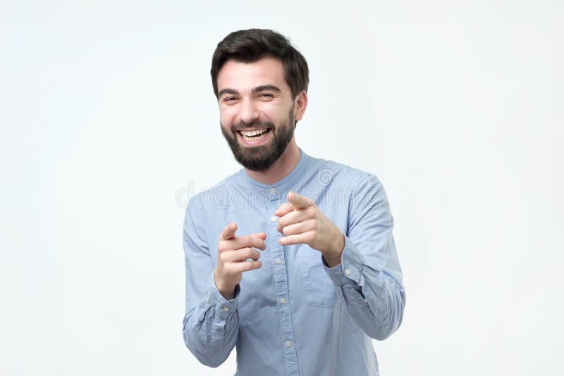 Portret młody człowiek wskazuje jego palcowego przy tobą fotografia stock Portret młody człowiek wskazuje jego palcowego przy tobą fotografia stock