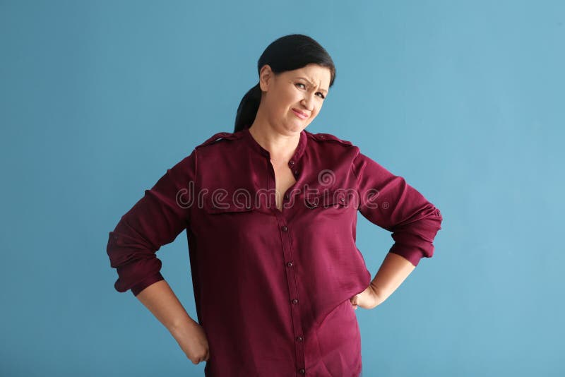 Portret nierada dojrzała kobieta na koloru tle zdjęcie stock Portret nierada dojrzała kobieta na koloru tle zdjęcie stock
