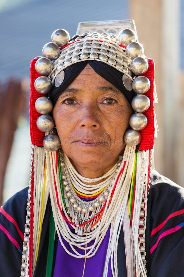 Portret niezidentyfikowana Akha kobieta z tradycyjnymi ubraniami i srebnym jewellery w Akha hilltribe wiosce obraz stock Portret niezidentyfikowana Akha kobieta z tradycyjnymi ubraniami i srebnym jewellery w Akha hilltribe wiosce obraz stock