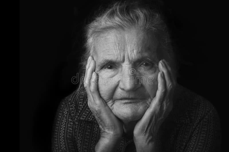 Portret nostalgiczna starsza kobieta Wywoływać past zdjęcia stock Portret nostalgiczna starsza kobieta Wywoływać past zdjęcia stock