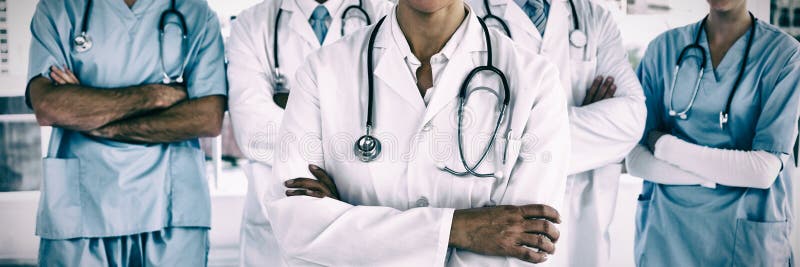 Portret ono uśmiecha się fabrykuje pozycję z rękami krzyżować zdjęcie stock Portret ono uśmiecha się fabrykuje pozycję z rękami krzyżować zdjęcie stock