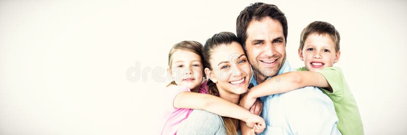 Portret ono uśmiecha się wychowywa dawać piggyback dzieci zdjęcia royalty free Portret ono uśmiecha się wychowywa dawać piggyback dzieci zdjęcia royalty free