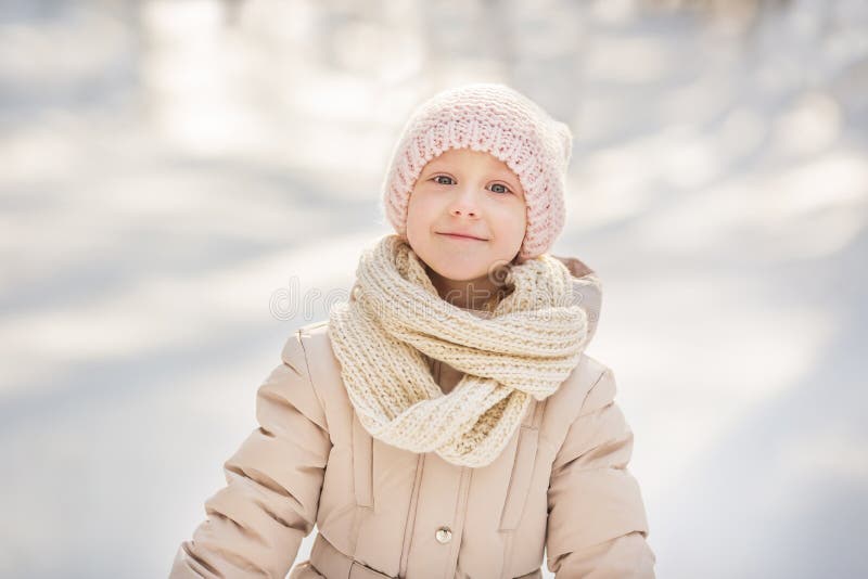 Portret op een klein meisje in beige warme kleren in de winter stock afbeelding Portret op een klein meisje in beige warme kleren in de winter stock afbeelding