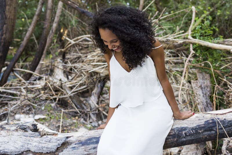 Portret in openlucht van een mooie jonge smili van de afro Amerikaanse vrouw royalty-vrije stock fotografie Portret in openlucht van een mooie jonge smili van de afro Amerikaanse vrouw royalty-vrije stock fotografie