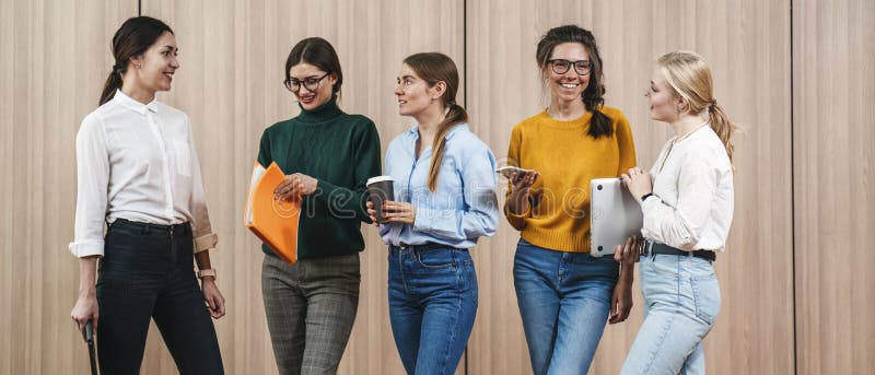 Portret osób sukcesu grupowego w przestrzeni współpracy. obraz szeroki fotografia stock