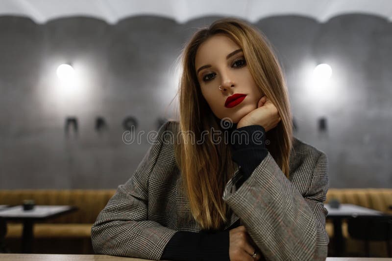 Portret piękno młoda kobieta z czerwonymi wargami z pięknymi oczami z kolczykiem w jej nosie w rocznik szkockiej kraty kurtce obraz royalty free
